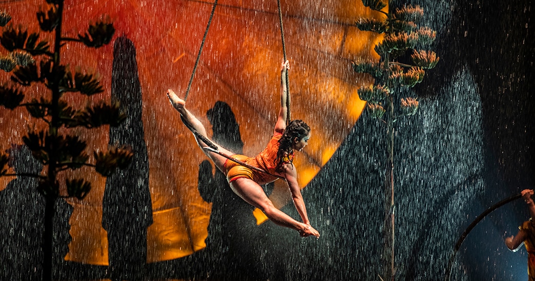 Acrobat se balançant dans l'air